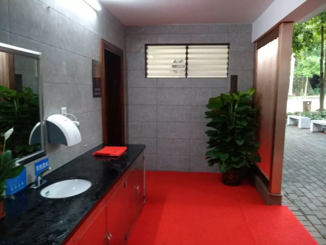 广东江门＂厕所革命＂成果：设置男女淋浴室 有热水