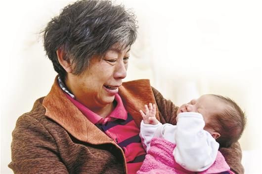 江城59岁高龄产妇生下试管小宝宝