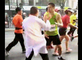 马拉松一男子晕倒后心肺复苏救醒，不顾阻拦还要跑